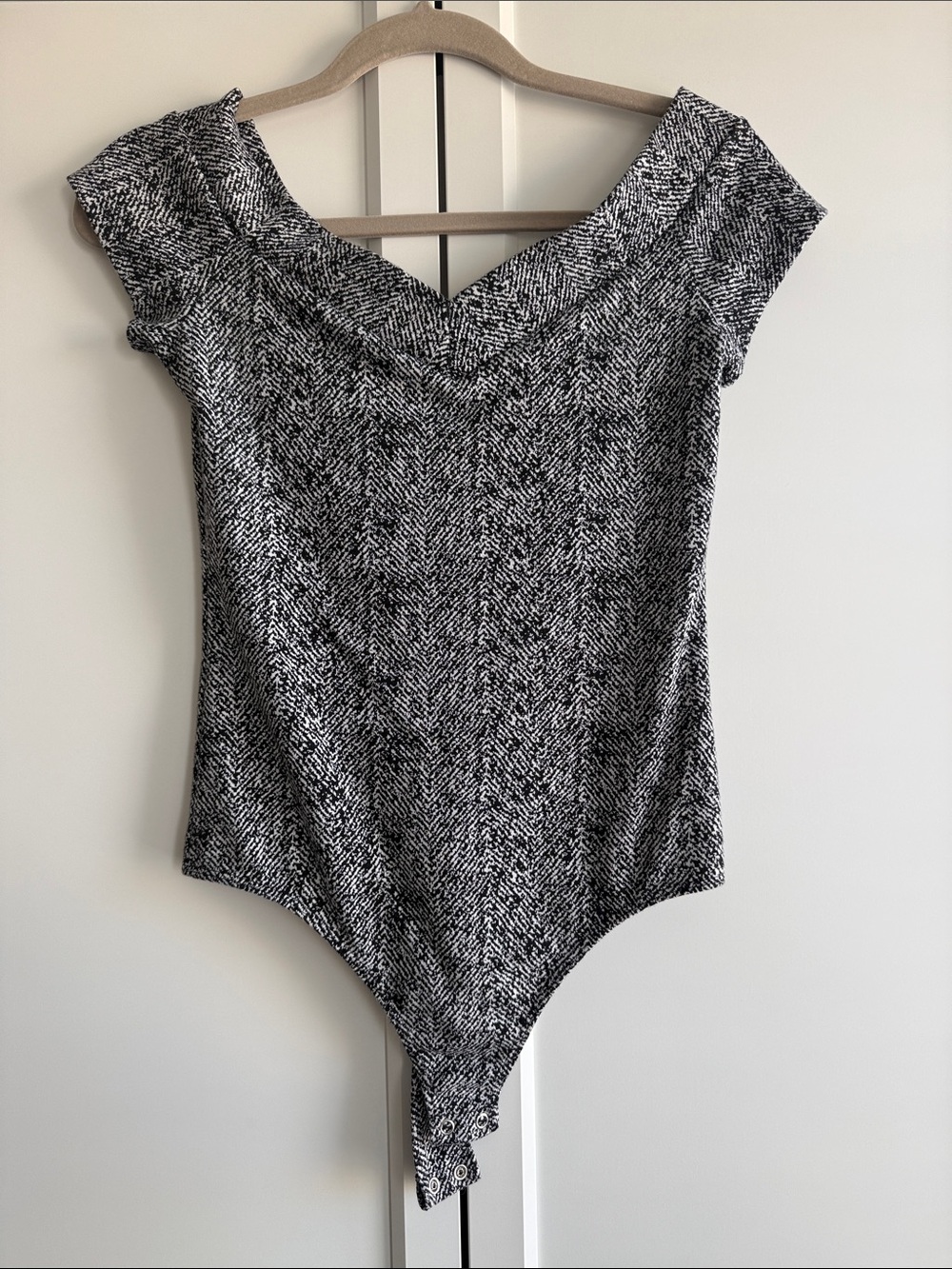Express Black & White Short Sleeve V-Neck Bodysuit